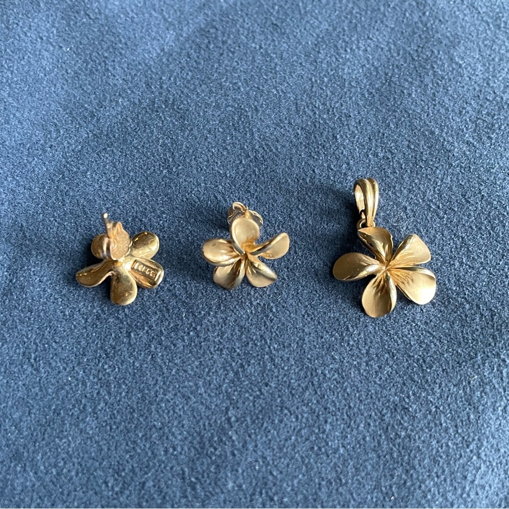 Gold Floral Pendant and Earring Set